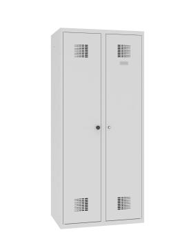 Lichtgrauer Kleiderwäscheschrank vor einem weißen Hintergrund und zwei Flügeltüren mit Lochbild. Wahlweise mit Zylinder oder Drehriegel.